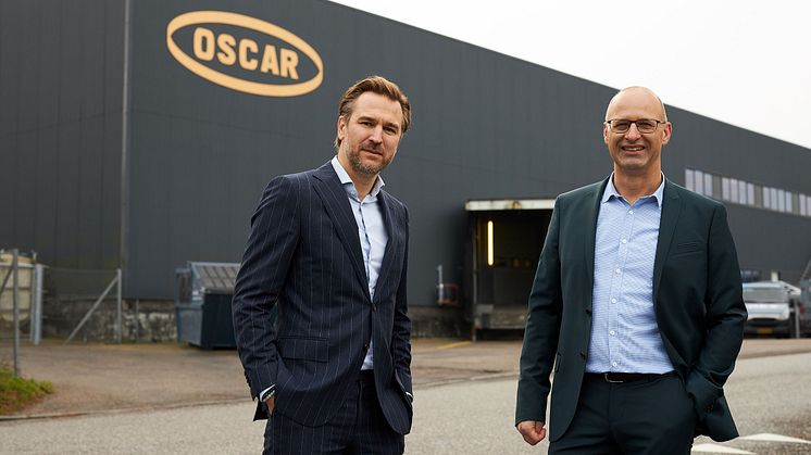 "Vi har taget flere vigtige initiativer på fabrikken for at reducere vores energiforbrug, og vi har stort fokus på vores CO2-aftryk," siger Paul den Dunnen (tv.) fra Nestlé Professional Food på Sjælland. Til højre ses fabrikschef Henrik Elbrønd.