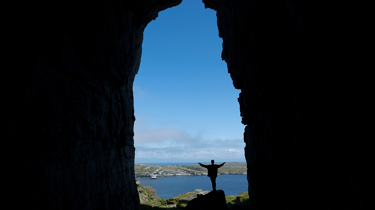 Kirkehelleren cave, Sanna, Træna