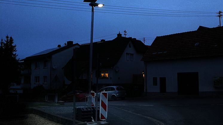 Straßenlicht auch ohne Netzanschluss: Das neue Bayernwerk FlexiLicht kam im unterfränkischen Faulbach zum Einsatz und ist nun an allen Kundencentern des Bayernwerks für den schnellen und flexiblen Einsatz in den Kommunen verfügbar.