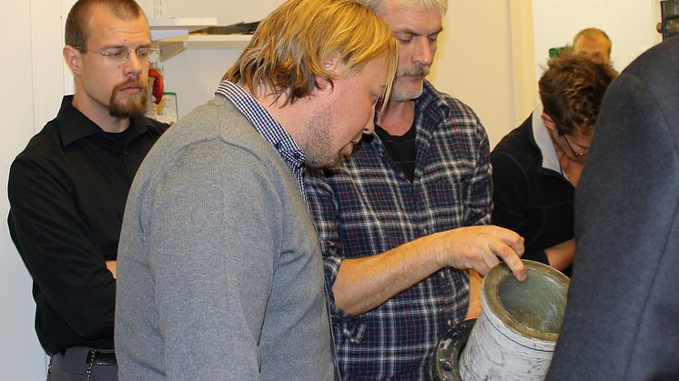 Workshopsdeltagare undersöker plastmaterial