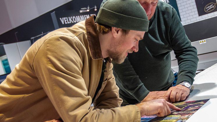 Petter Grøndahl fra Gutestreker og Canons Henning Hagelund sjekker testprint av utsnitt før den endelige printjobben settes i gang. Når printjobben med 40 lag tar 6 timer og krever mye blekk, er det viktig å gjøre grundige testprint.
