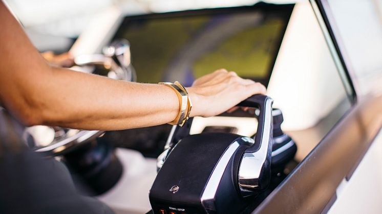 VETUS BOW PRO thrusters integrate with Mercury Joystick Piloting for Outboards