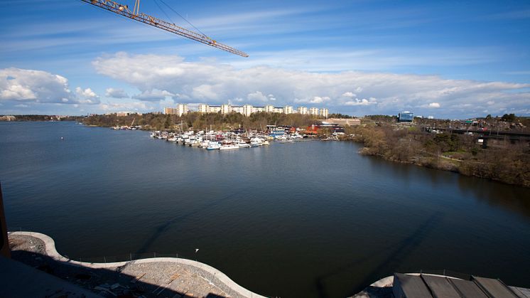 Försäljningspriset på bostadsrätter i landets tre största städer har under årets första elva månader stigit mer än utropspriset