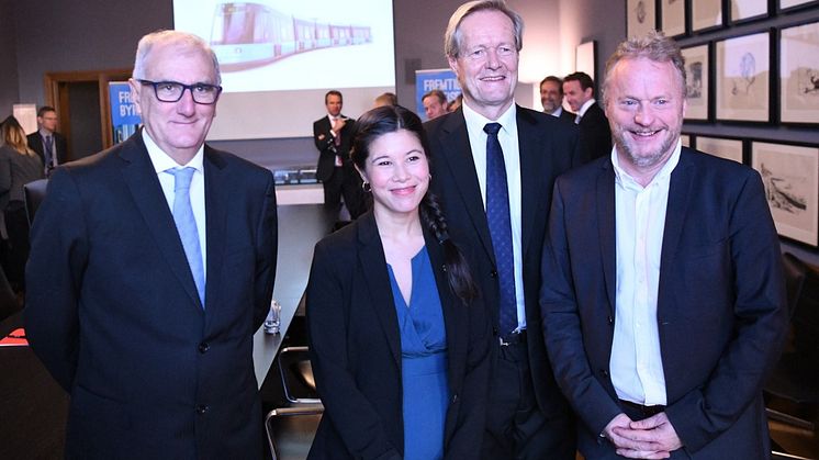 fra venstre: Andrés Arizcorreta, styreformann og adm dir i CAF, byråd for miljø og samferdsel Lan Marie Nguyen Berg, Sporveissjef Cato Hellesjø og byrådsleder Raymond Johansen i Oslo rådhus i dag