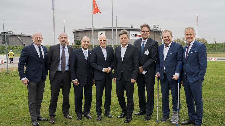 M. Westhagemann, Senator Economic Affairs; J. Perkins, Mabanaft; S. Ghasemi, Air Products; Dr. Tschentscher, Mayor of Hamburg; Dr. Habeck, Federal Minister Economics, C. Witte, M&B; J. Kerstan, Senator Environment; J. Meier, HPA © Mabanaft GmbH&Co KG