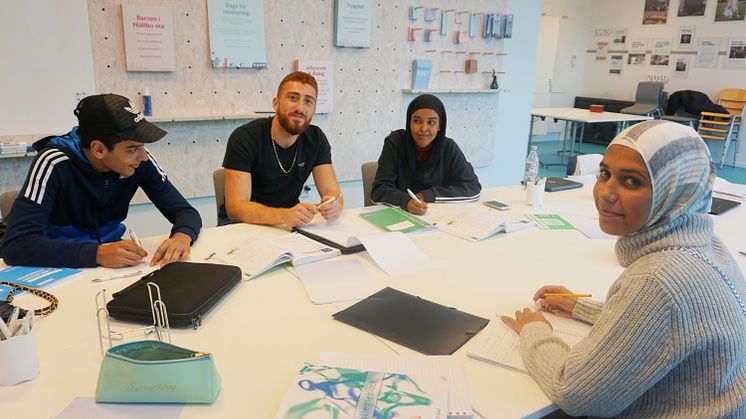 Jalal, Najma och Ritaj tillsammans med läxhjälparen Nobar i Poseidons lokal på torget i Hjällbo.