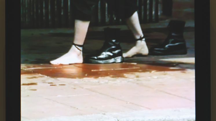 L2022_MH_10_Mona Hatoum_Performance Documents_01_Video still_Courtesy Kunstmuseum St. Gallen_Photo Stefan Rohner