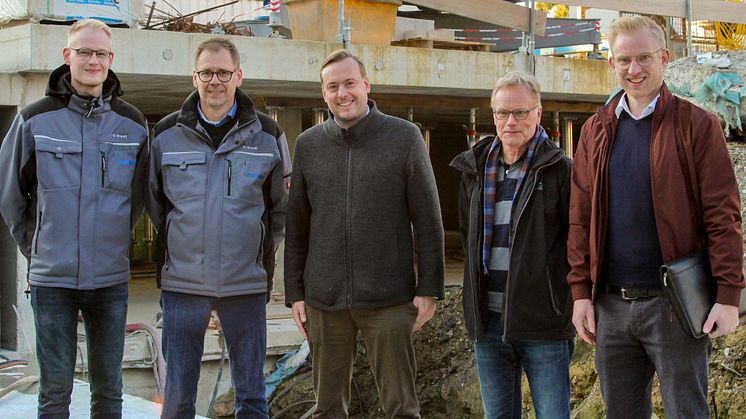 Noch laufen die Arbeiten im Hintergrund: (v. l.) Benedikt und Wolfgang Brandt, Sanitär- und Heizungsfachbetrieb, Markus Schulz, ESW, Hubert Lausen, Co-Bauherr, und Michael Grewe, Bauplaner Becker und Henze.