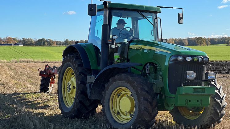 Elev som kör traktor