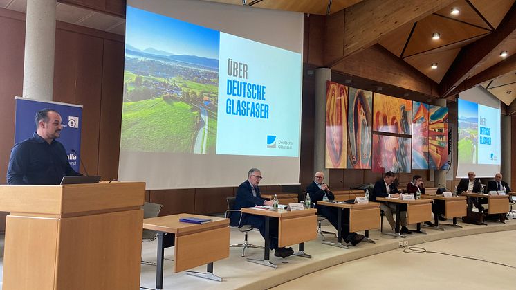 Tim Bozarslan, Senior Manager Kommunale Kooperationen bei Deutsche Glasfaser präsentiert die Pläne von Deutsche Glasfaser in der Ortenau (DG)