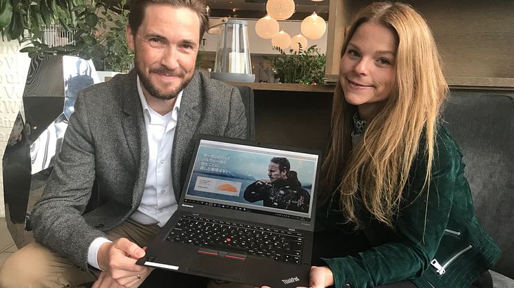Sjømatrådets Gunvar L. Wie og Mia Sætre Bernhardsen med eksempel på laksekampanjens digitale uttrykk. FOTO Norges sjømatråd