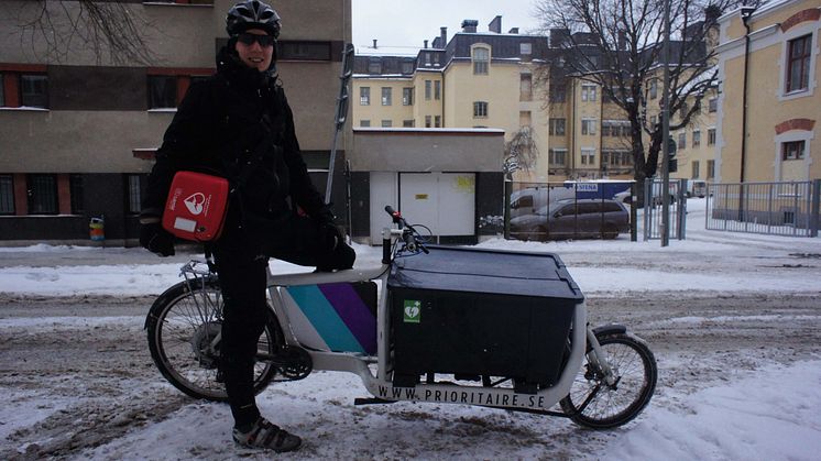 Världens första cykelbud med hjärtstartare