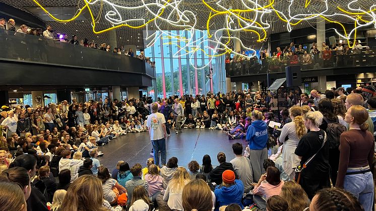 Deichman i Bjørvika var stappfullt fredag kveld, da ungdom fikk ta over huset. Foto: Deichman
