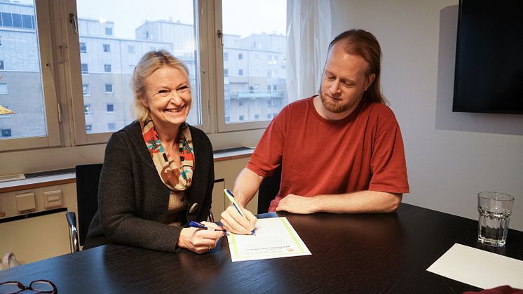 Kicki Björklund, vd Bostadsbolaget och Johan Zandin, styrelseordförande i Bostadsbolaget skriver under avsiktsförklaringen till Allmännyttans klimatinitiativ.
