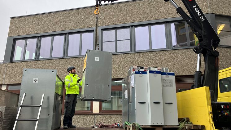 Mit schwerem Gerät brachten Mitarbeiter des Kundencenters Marktheidenfeld der Bayernwerk Netz GmbH die Schaltanlagen zur Innung für Elektro- und Informationstechnik in Würzburg. 