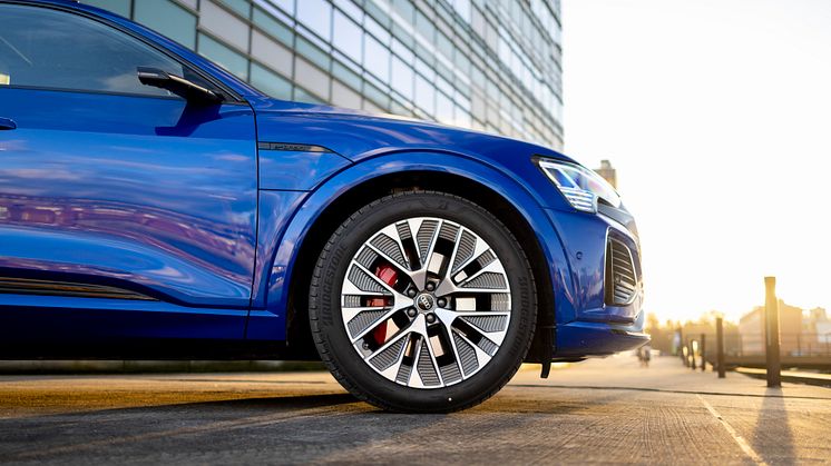 Audi Q8 e-tron (Ultrablå metallak)