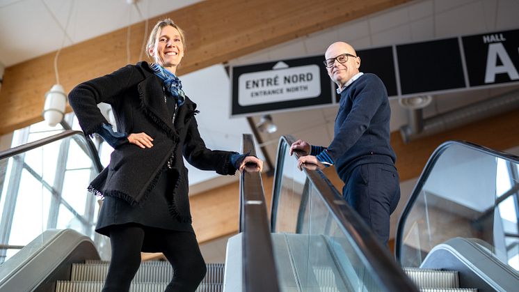 Vilka blir premiärvinnare av Elmia Spark Award? Lotta Frensse, VD Elmia AB och Mikael Jansson, VD Fairlink AB, är redo att dela ut pris till de bästa utställarna 2019. Foto: Mediaspjuth. 