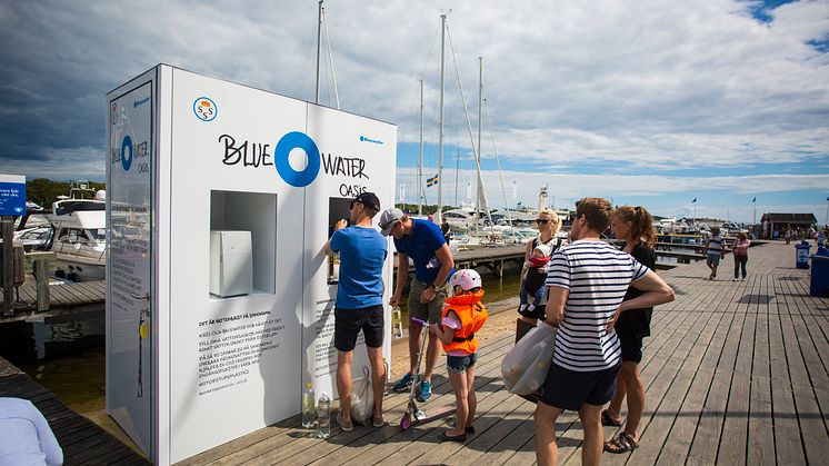 KSSS och Bluewater har tillsammans drivit en "Oasis" vattenstation i Sandhamn där besökare kan få tillgång till färskt vatten, både stilla och kolsyrat, som pumpas direkt från havet och renas med hjälp av Bluewater’s unika teknik.