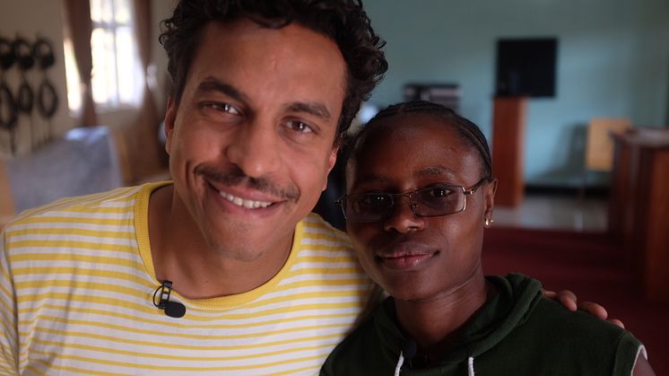Timbuktu tillsammans med en av överlevarna av sexuellt våld. Foto: Simon Klosé