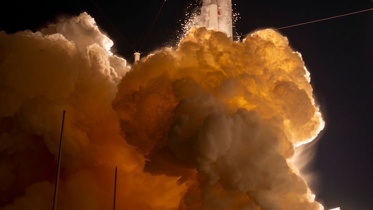 dhl-moonbox-lift-off