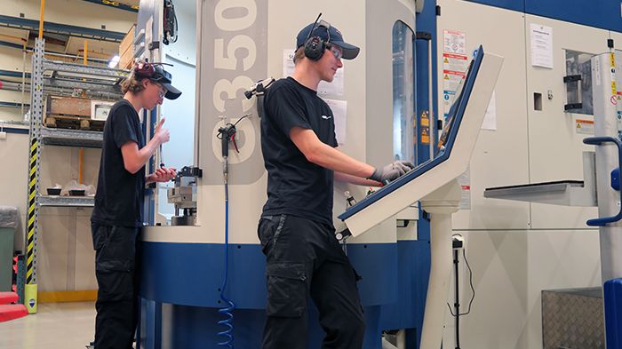 Simon Lorentzon och Felix Larsson har gått ut andra årskursen på ITU-programmet och sommarjobbar nu på GKN i Trollhättan.