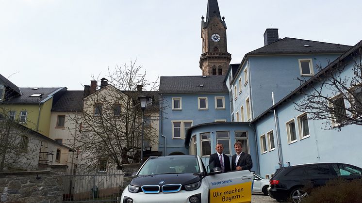 Naila testete ein E-Fahrzeug des Bayernwerks.