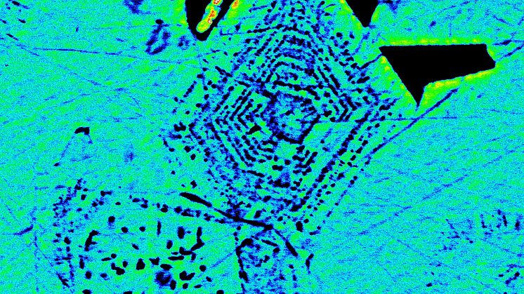 Färgad elektronmikroskopbild av en kemiskt zonerad magnetitkristall från den vulkaniska apatitjärnmalmen El Laco i chilenska Anderna.