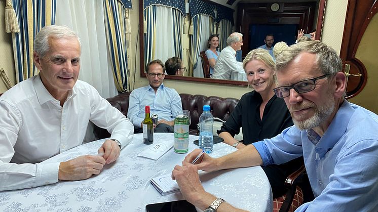 Kjetil B. Alstadheim med Jonas Gahr Støre  på toget ut fra Kyiv august 2023 (Foto: privat)