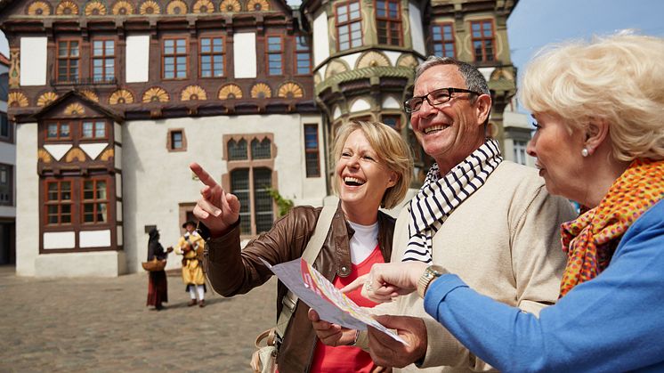 Urlauber in der historischen Stadt von Höxter