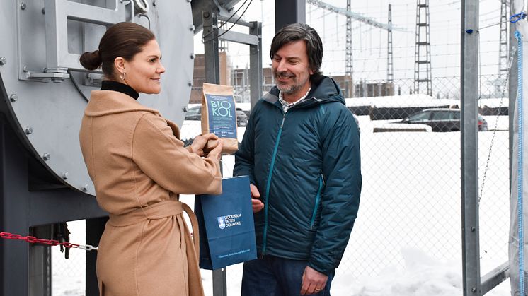 Kronprinsessan Victoria och Jonas Dahllöf, chef planering och utveckling, Stockholm Vatten och Avfall under visningen av anläggningen för biokol