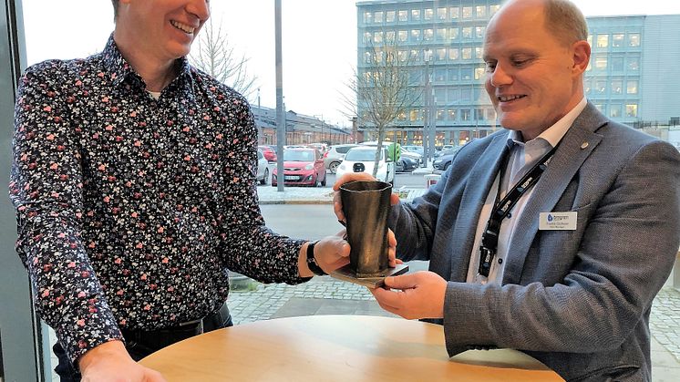 Brogren Industries, mottog idag Primuspriset 2020. Ett unikt föremål som tillverkats i pulverbaserad additiv tillverkning av forskningsingenjören Jonas Olsson, Högskolan Väst. 