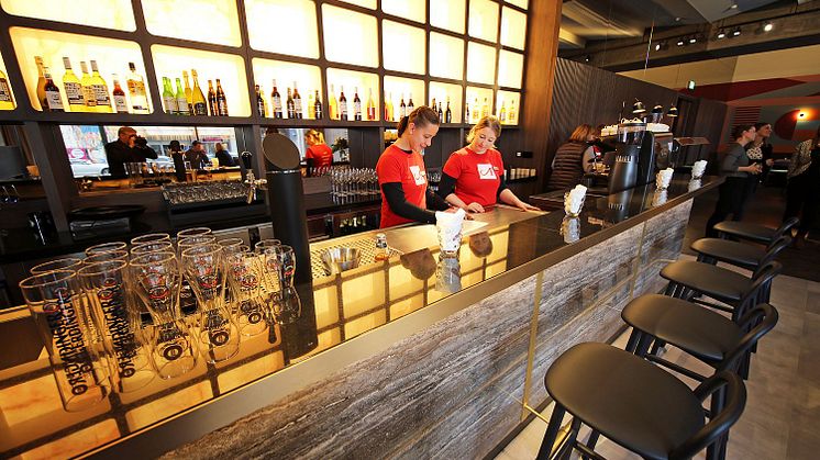 Modern gestalteter Barbereich des Adina Hotels
