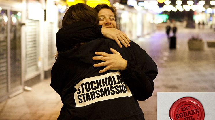 Över 140 000 kr i kontanter som glömts i kollektivtrafiken under 2016-2017 skänks till Stockholms Stadsmissions insamling för människor i hemlöshet.