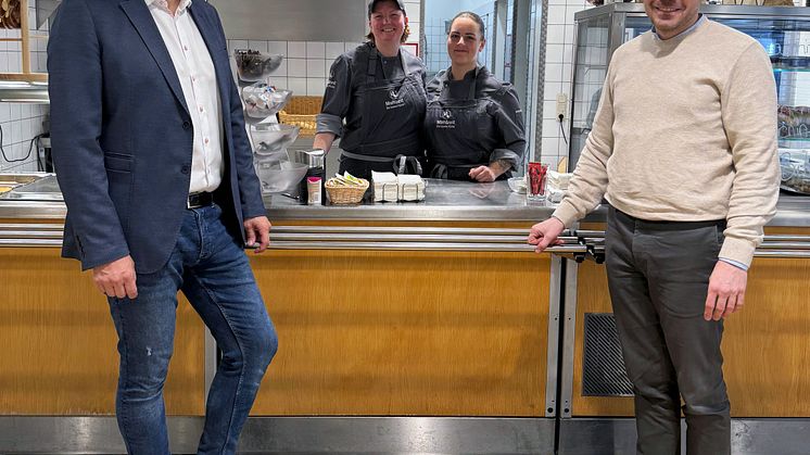 Geschäftsführer Martin Marter, Küchenleiterin Eva Mendel, Köchin Michelle Haas, Christoph Springer, Financial Controller DS Smith, Werk Mannheim