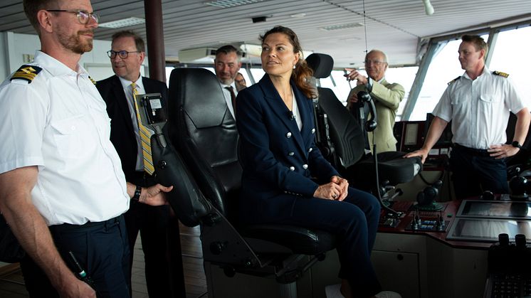 Kronprinsessan Victoria på bryggan på färjan Aurora 17 juni 2025.