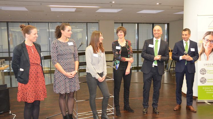 Die ZAP*8 Zahnärztinnen (v.l.) Dr. Susanne Kowollik, Gesa Schmidt-Martens, Anna Bernhardt, Anja Feller Guimarães mit den ZPdZ-Geschäftsführern Dr. Andreas Janke (ZA eg) und Daniel Zehnich (apoBank)