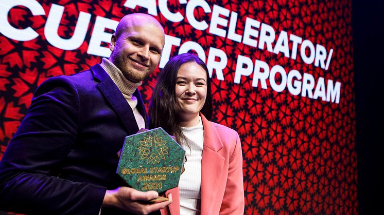 Cecilia Bisgaard och Gustav Dalén tar emot Stings pris för "Världens bästa accelerator/inkubator" vid Global Startup Awards
