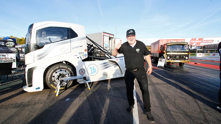 Boije Ovebrink är på plats och visar upp sig med sin kraftfulla Volvo ”The Iron Knight”.  Foto Tomas Ek.