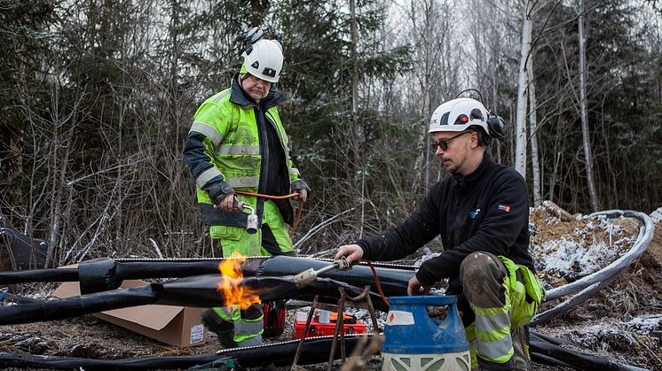 Värmning av yttermanteln utförs av Bo Örjestam och Robin Jernberg, Tekniska verken.