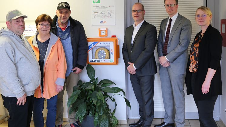 Norman Gilde, Anja Klapp und Thomas Schmidt vom Einrichtungs- und Werkstattrat des Hofguts Halbersdorf freuen sich mit Jens Diegel und Dominik Hartung (Vorstand VR Bank Spangenberg) und Nadine Florczak (v.l.) über den Defibrillator. 