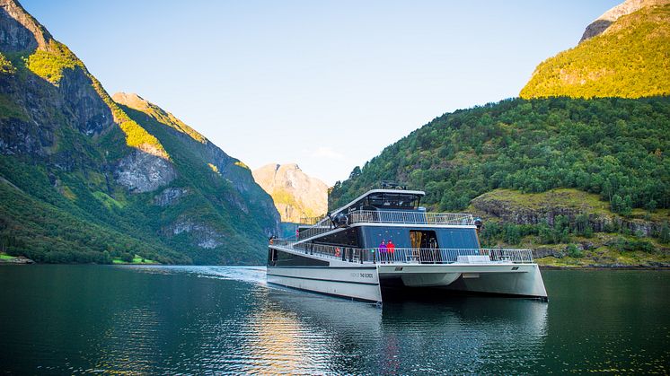 Hybridfartøyet Vision of The Fjords flytter fra Nærøyfjorden til Hardangerfjorden