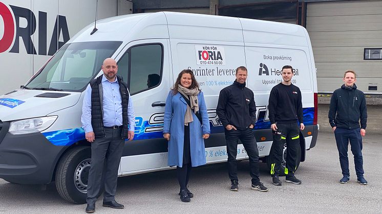 Från vänster: Richard Isaksson, transportbilssäljare Hedin Bil. Tove Winiger, kommunikations- och hållbarhetschef Foria. Arto Niemi, driftchef Foria Åkeri. Pontus Eriksson, förare Foria Åkeri. Felix Ek, projektledare BioDriv Öst. Foto: Foria