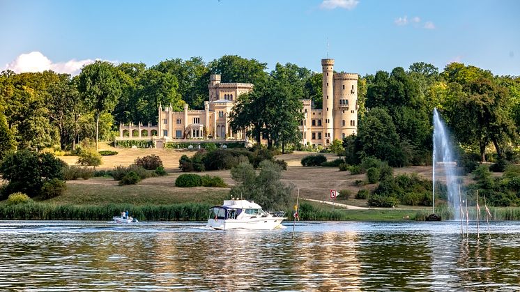 Solch einmalige Aussichten gibt es für Wassersportler in Brandenburg (Vorbeifahrt Schloss Babelsberg/Potsdam). Foto: TMB-Fotoarchiv/Steffen Lehmann. 
