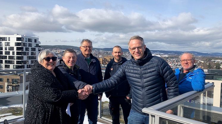 Her ser vi Roar Forfang, salgssjef i R. Bergersen AS (foran til høyre) overlevere prosjektet til Bjørg Ruud, styreleder i Tower Boligsameie, og de 4 andre fornøyde styrene i Dovrekvartalet.