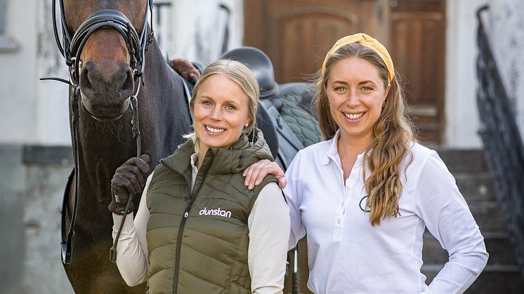 Systrarna Emelie och Fanny Ahlin hjälper Dunstan att ha fysisk närvaro på Gotland