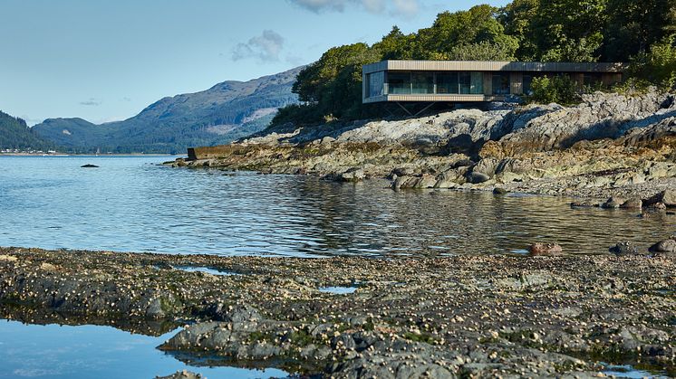 „Rock Cove, ein modernes Wohnhaus an der schottischen Küste, schwebt auf Stahlstützen über den Klippen.