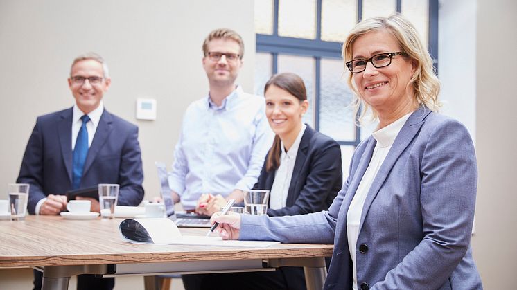 Barbara Höfel (r.) im Meeting mit Mitarbeitern: Fördern und Fordern ist ein Leitgedanke, den das Unternehmen fest in seiner Personalpolitik verankert hat. 