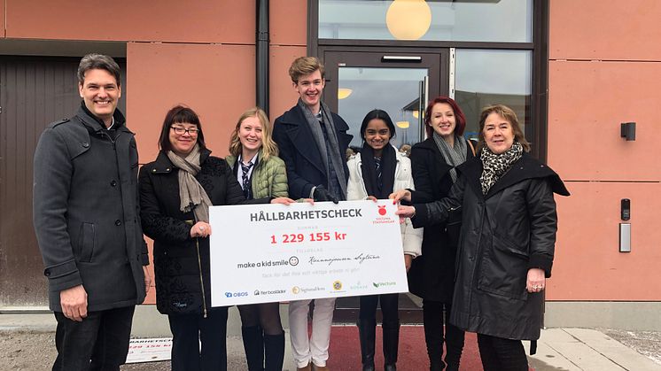 Representanter från Make a Kid Smile och Kvinnojouren Sigtuna tar emot hållbarhetschecken. 