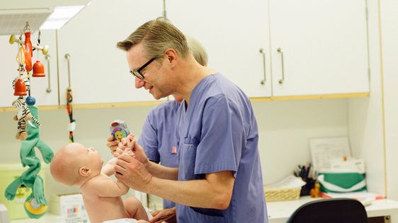 Magnus Domellöf, professor och huvudansvarig för Northpop, undersöker lille Teal, som tillsammans med hans mamma Maria Abrahansson deltar i studien. Foto: Elin Berge.