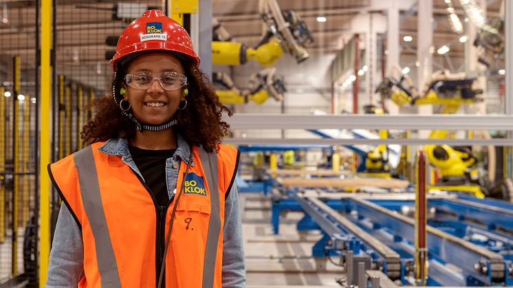 Firehiwot Kedir, doktorand från ETH i Zürich, under ett besök i BoKloks fabrik i Gullringen, Småland.